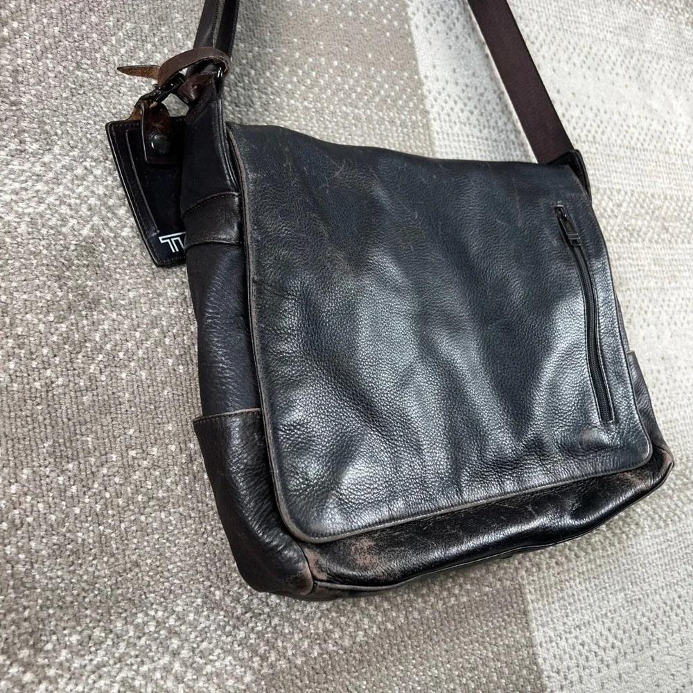 Tumi 96971BHR Brown Distressed Leather Messenger Crossbody Bag Mens Work Travel